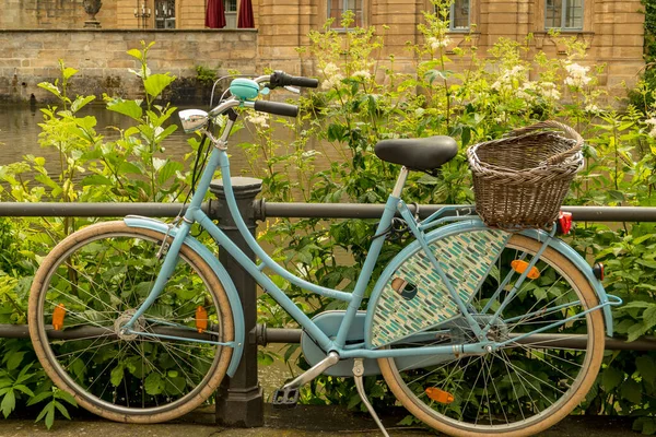 Altes Blaues Fahrrad Mit Korb Straßenrand — Stockfoto