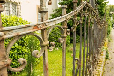 Çivili eski tarihi metal çitler