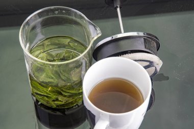 Nane yapraklarından taze çay demlenir.