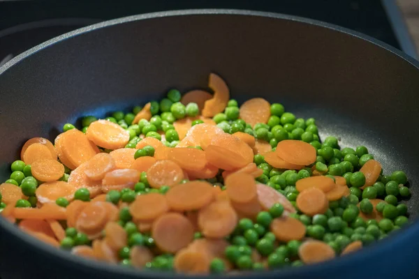 Fast Cooking Peas Carrot Slices Pan — Stock Photo, Image