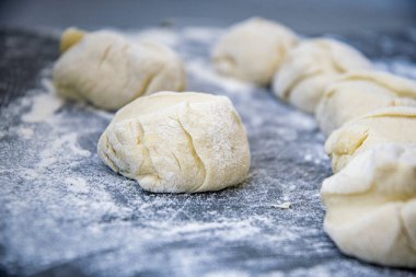 Mutfakta un olan tepside hamur parçaları.