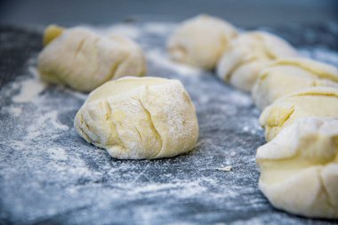 Mutfakta un olan tepside hamur parçaları.