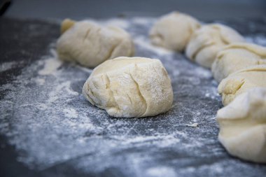 Mutfakta un olan tepside hamur parçaları.
