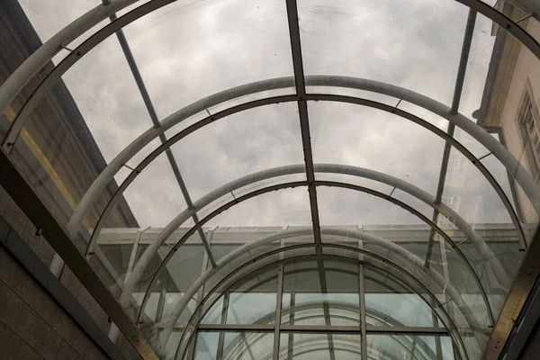 通路用の曲面ガラスの屋根建築 — ストック写真