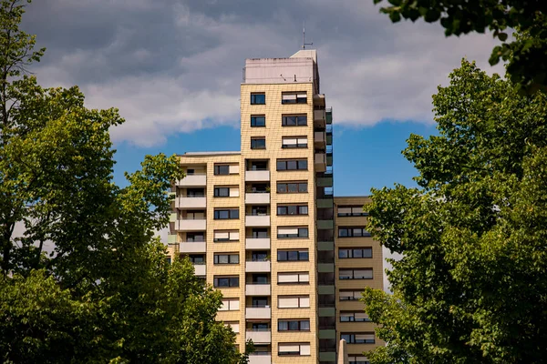 Hoogbouw Omheind Door Bomen Met Bewolkte Lucht — Stockfoto