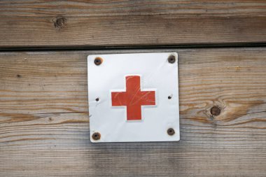 Beyaz arka planda kırmızı haçlı yürüyüş işareti