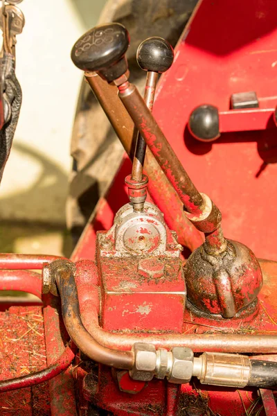 Переключение Передач Старого Красного Трактора — стоковое фото