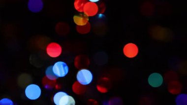 Renkli ışıklı 4K video bokeh. Göz kırpan daireleri olan harika soyut bir arka plan... xmas ve yeni yıl