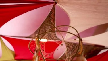 Seyahat aşağı boncuk ve tüyler ile 3d dreamcatcher