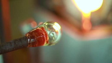 Bir fener - fabrika ortamında (paket 6 sahnelerin ters yöne Üflemeli Cam küçük renkli parçaları hazırlanıyor)