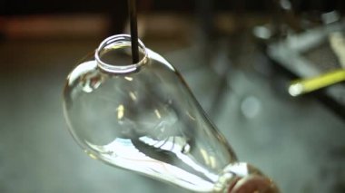 Cam - delik büyük bir yarı saydam fener yangın bir fabrika ortamında (paket 7 sahneleri kullanarak yapma adam üflenir)