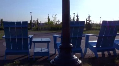 Satır içinde belgili tanımlık geçmiş - düşük bir perspektif sağ kaydırma mükemmel gökyüzü mavi koltukları park ortamında