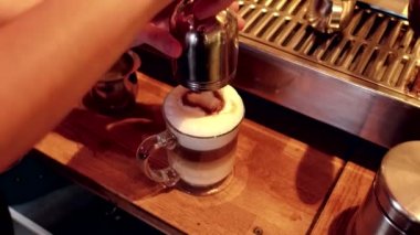 Bira ve Fransız Cafe (paket 5 yakın sahneleri kadar bir cappuccino ve sıcak çikolata yapma)