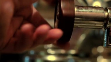 Bir duble espresso kahve Fransız Cafe (5 sahneleri yakından paket bira)