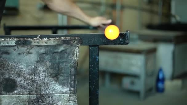 Blow Glass Людина Використовує Деякі Інструменти Під Час Різних Кроків — стокове відео