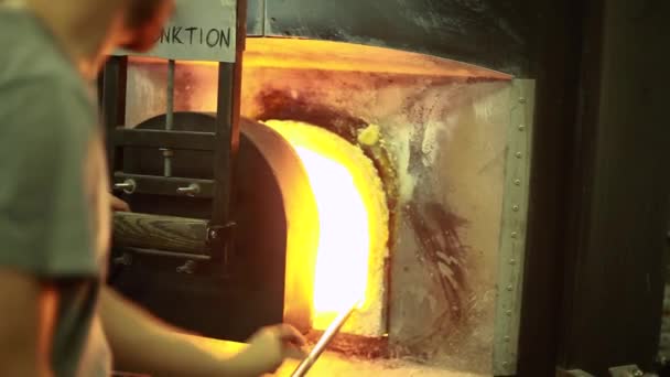 Geblazen Glas Met Behulp Van Een Oven Houden Smelten Het — Stockvideo