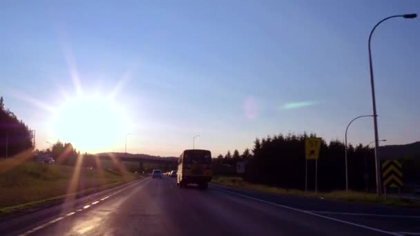 Sorpassare Uno Scuolabus Sotto Viadotto Mentre Guida Autostrada Con Cielo — Video Stock