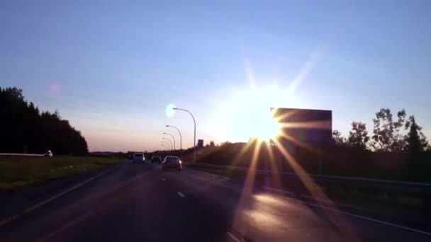 Водіння Швидко Шосе Досконалим Синє Небо Заході Сонця Попадання Сонця — стокове відео