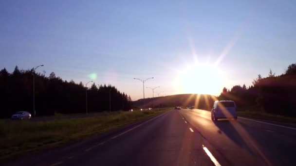 Водіння Швидко Шосе Досконалим Синє Небо Заході Сонця Час Автомобіль — стокове відео