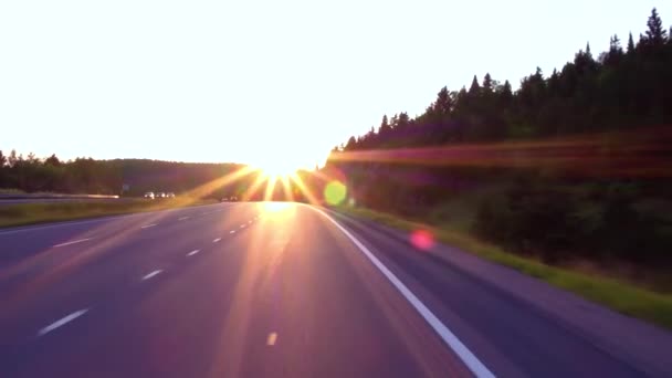 Tomar Una Salida Autopista Atardecer Con Sol Directamente Frente Del — Vídeos de Stock