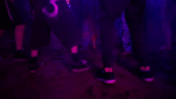 Nogi Ludzi Tańczy Obuwie Lub Barefeet Muzykę Elektroniczną Nocy Podczas — Wideo stockowe
