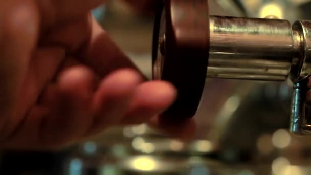 Préparation d'un café expresso double dans un café français (paquet de 5 scènes de gros plan )