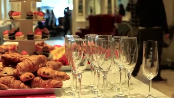 Buffet Fantaisie Dans Environnement Professionnel Croissants Cupcakes Fruits Verres Vin — Video