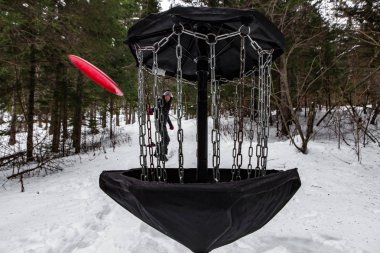 Kış döneminde Frisbee golf oynayan adam