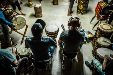 Djembe ve doun doun oyuncular almak bölüm içinde büyük Tamtam çemberi