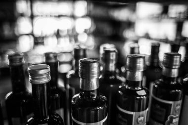 Süslü zeytinyağı şişeleri ile bulanık ürün göstermek içinde belgili tanımlık geçmiş