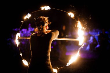 Kadın arkadan gördüm bir seyirci önünde gece yangın iplik