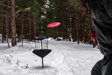 Kış döneminde Frisbee golf oynayan adam