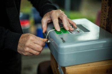 Bir güvenlik kutu ile a anahtar kilitleme eller