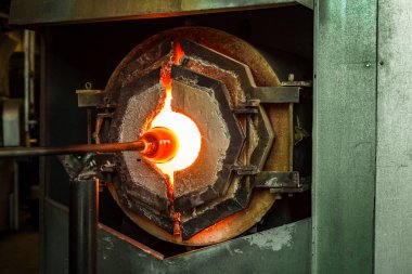 Cam fener bir fırında-varlık-den yapılmış bir cam-üfleyici tarafından üflenir