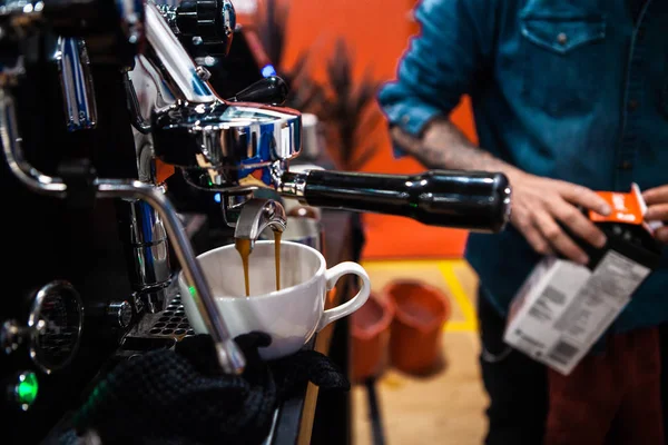 Máquina Café Acero Inoxidable Lujo Vertiendo Expreso Doble Una Cafetería —  Fotos de Stock