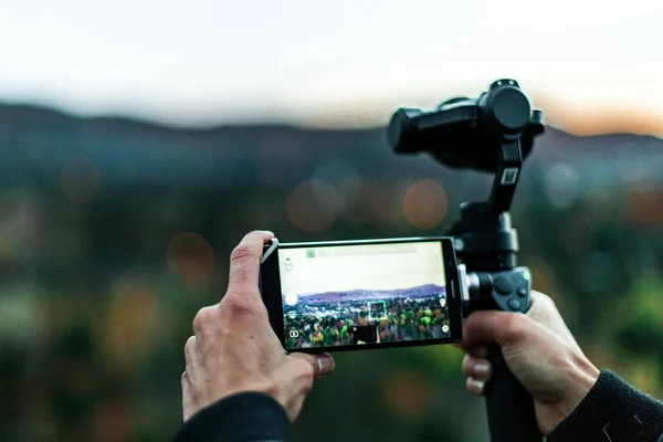 Hombre Operando Una Cámara Ágil Desde Teléfono Celular Vista Desde — Foto de Stock