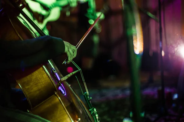 Flicka Som Leker Solo Cello Scenen Medan Fläckarna Skjuter Magenta — Stockfoto