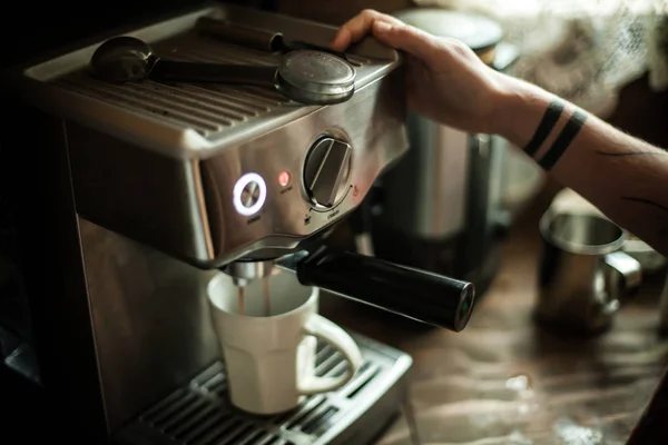 Gadis Dengan Tato Adalah Pembuatan Sendiri Espresso Ganda Pada Mesin — Stok Foto
