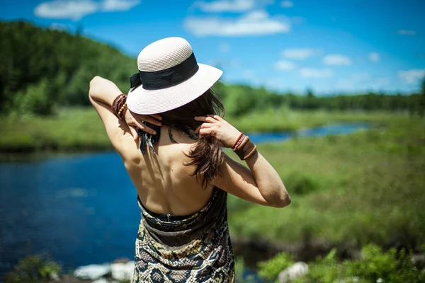 Frau Mit Sommermütze Spielt Mit Ihren Haaren Und Genießt Einen — Stockfoto