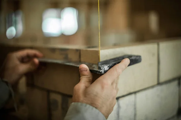 Albañil Usando Cuadrado Para Construir Una Pared Ladrillo —  Fotos de Stock