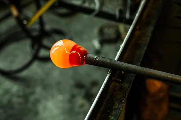 Glasbläser Mann Arbeitet Mit Heißem Orangefarbenem Glas Eine Geblasene Glaslaterne — Stockfoto