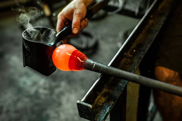 Glasbläser Mann Arbeitet Mit Heißem Orangefarbenem Glas Eine Geblasene Glaslaterne — Stockfoto