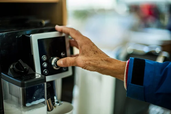 Mão Velha Pressionando Botão Máquina Café — Fotografia de Stock