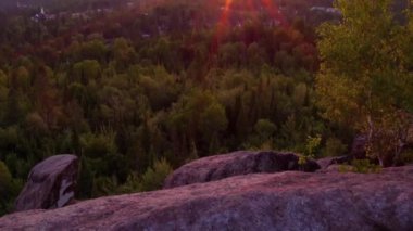 Ufuk olarak görüntülenen bir boreal orman kadar seyahat Quebec, Kanada - kayalık dağ üstten gün batımında örtüsünü açmak