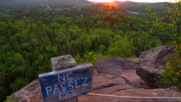 Cruce Signo Francés Que Revela Horizonte Atardecer Visto Desde Una — Vídeo de stock