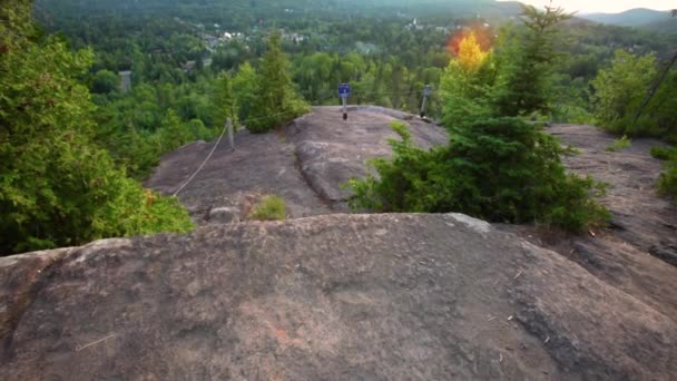 Vista Del Horizonte Desde Cima Una Montaña Rocosa Atardecer Paquete — Vídeo de stock