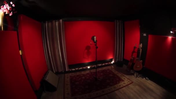 Estudio Grabación Con Micrófonos Paneles Acústicos Sonido Rojo Amplificadores Mesa — Vídeo de stock
