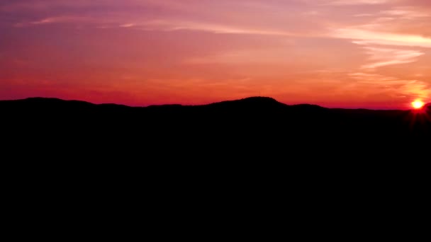 Montaña Horizonte Puesta Sol Con Colores Cálidos Panorámica Derecha Con — Vídeo de stock