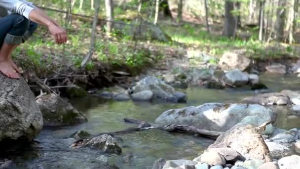 Panorama Hombre Sentado Una Roca Mirando Arroyo Pequeño Río Día — Vídeo de stock