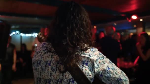 Gitarist gece bar patronları için çalış. — Stok video